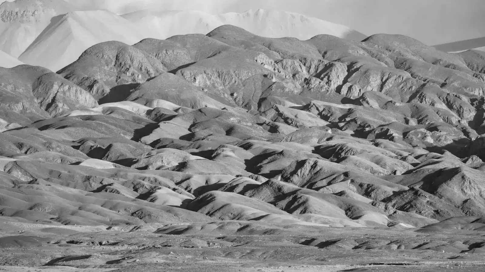 Paisaje del desierto de Atacama con montañas al atardecer